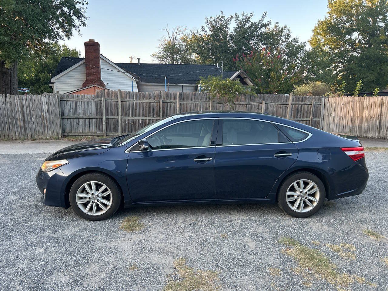 Used 2015 Toyota Avalon XLE w/ Preferred Accessory Package FWD image 2