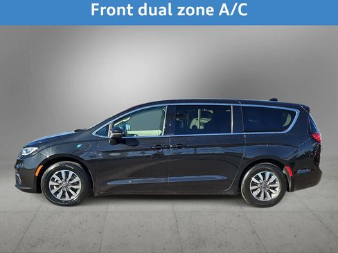 Used 2023 Chrysler Pacifica Touring-L image 7