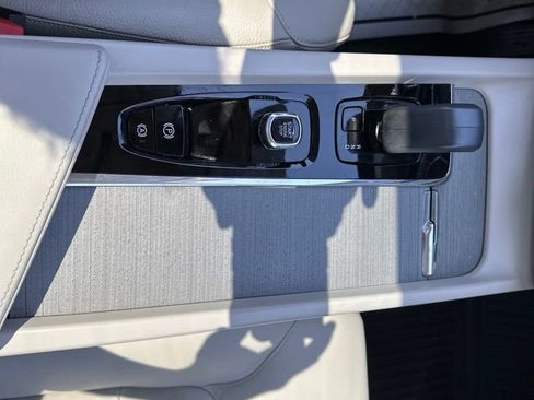 Certified 2024 Volvo XC60 B5 Plus w/ Protection Package Premier AWD/4WD image 33