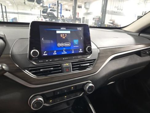 Used 2024 Nissan Altima 2.5 SV FWD image 14