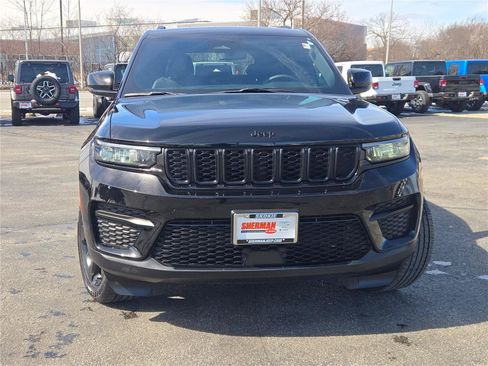 Certified 2024 Jeep Grand Cherokee Altitude AWD/4WD image 5
