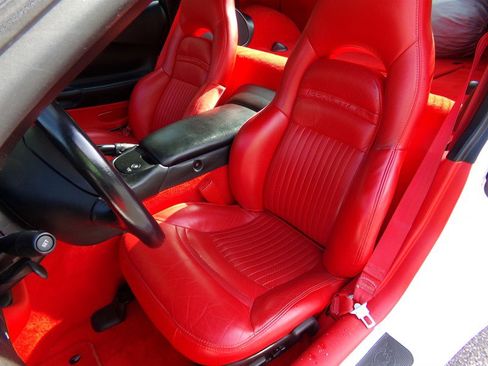 Used 2000 Chevrolet Corvette Coupe w/ Roof Pkg RWD image 19