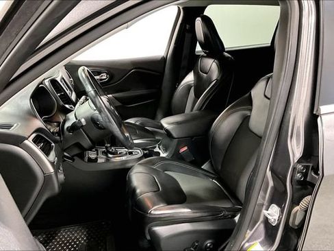 Used 2019 Jeep Cherokee Latitude Plus w/ Cold Weather Group AWD/4WD image 27