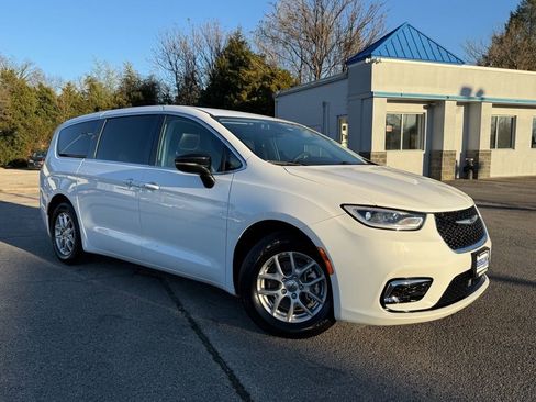 Used 2024 Chrysler Pacifica Touring-L image 2