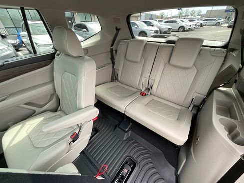 Used 2024 Volkswagen Atlas SEL Premium R-Line image 23