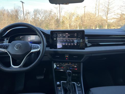 Certified 2025 Volkswagen Jetta SE image 25