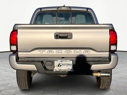 Used 2018 Toyota Tacoma SR image 6