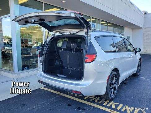 Used 2024 Chrysler Pacifica Limited w/ S Appearance Package AWD/4WD image 16