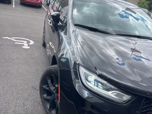 Used 2023 Chrysler Pacifica Limited w/ S Appearance Package image 3