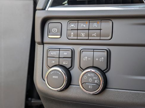 New 2025 Chevrolet Suburban Premier image 22