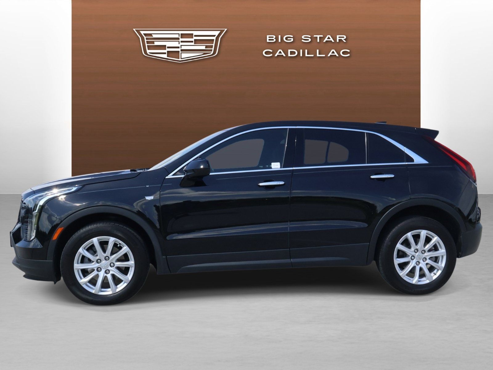 Used 2023 Cadillac XT4 Luxury w/ Cold Weather Package FWD image 2