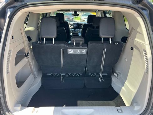 Used 2018 Chrysler Pacifica Touring-L Plus FWD image 27