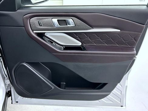 Used 2025 Ford Explorer Platinum w/ LUX Leather Package AWD/4WD image 16