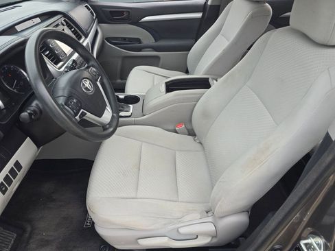 Used 2017 Toyota Highlander LE image 5