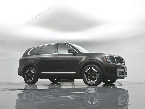 Used 2024 Kia Telluride S FWD image 4