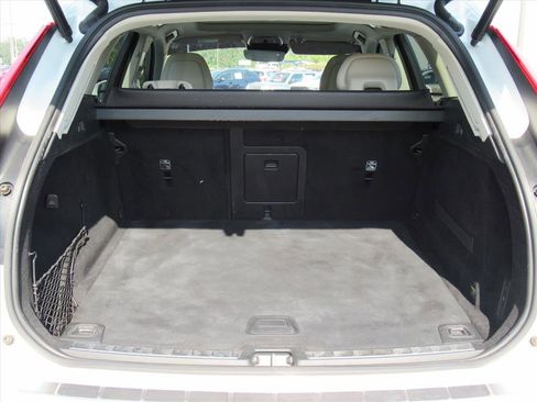 Used 2018 Volvo XC60 T6 Momentum w/ Convenience Package image 30