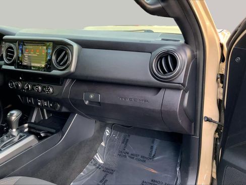 Used 2018 Toyota Tacoma TRD Off-Road AWD/4WD image 18
