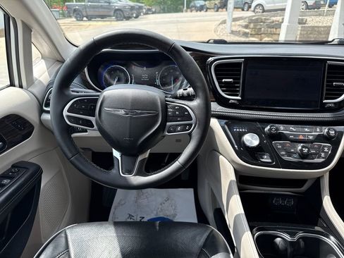 Used 2024 Chrysler Pacifica Limited FWD image 13