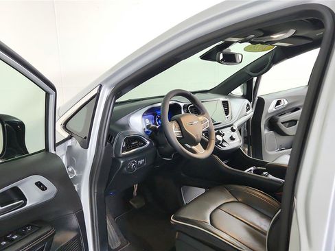 Used 2026 Chrysler Pacifica Limited FWD image 9
