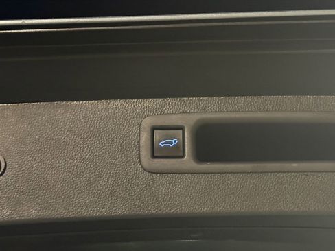 Used 2022 Toyota Highlander LE image 6