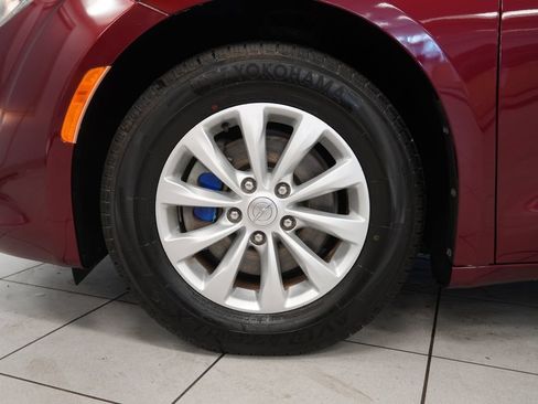 Used 2017 Chrysler Pacifica Touring-L FWD image 16