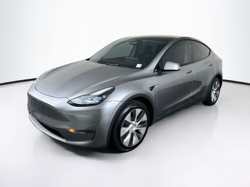 Used 2024 Tesla Model Y Long Range AWD/4WD image 3