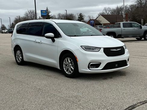 Used 2023 Chrysler Pacifica Touring FWD image 17