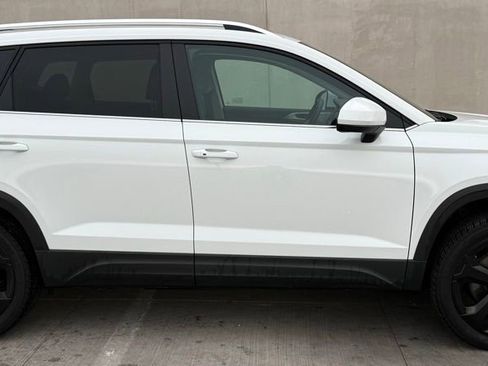 Certified 2025 Volkswagen Taos SEL image 3