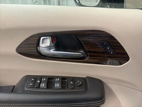 Used 2023 Chrysler Pacifica Limited FWD image 10