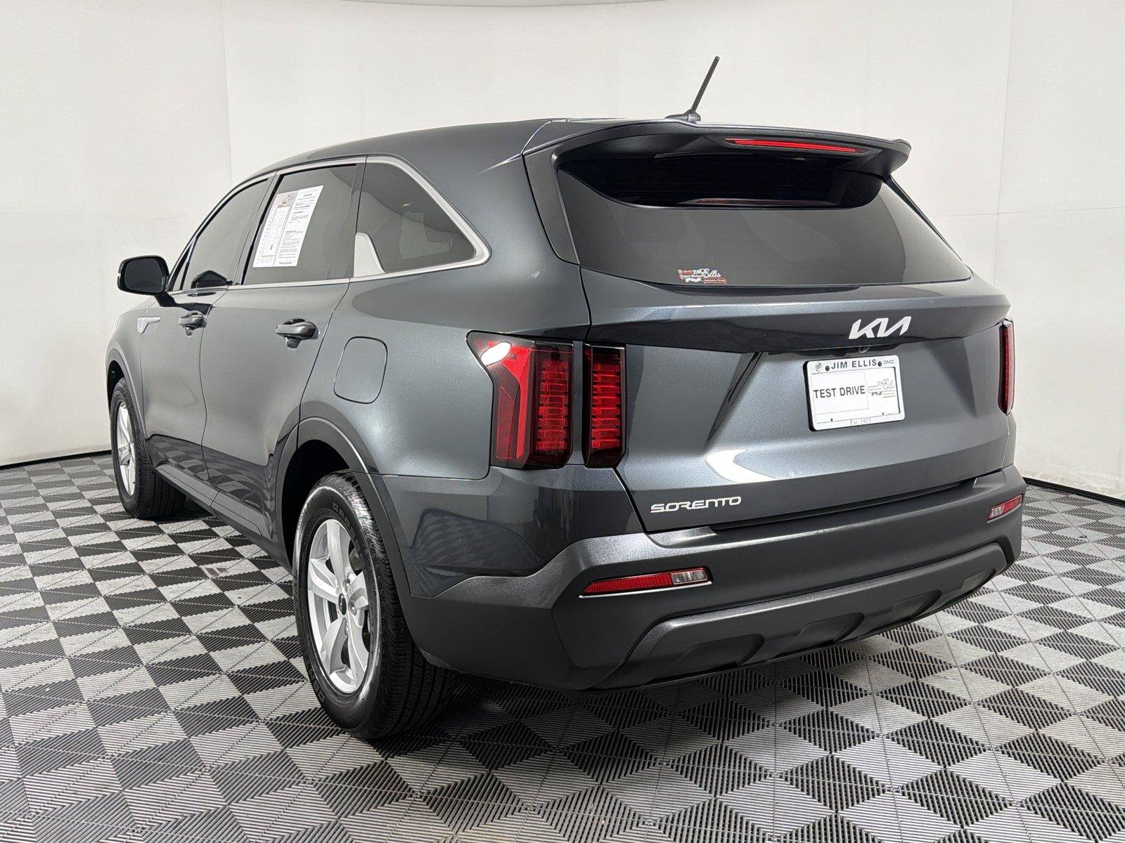 Used 2023 Kia Sorento LX FWD image 4
