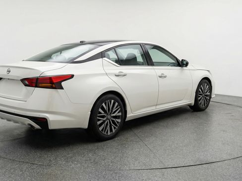 Used 2025 Nissan Altima 2.5 SV image 9