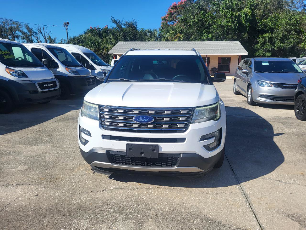 Used 2016 Ford Explorer XLT w/ Equipment Group 202A FWD image 3