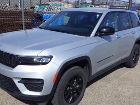 Used 2025 Jeep Grand Cherokee Altitude image 16