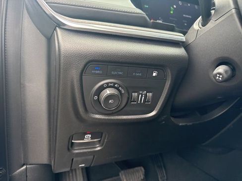 Used 2023 Jeep Grand Cherokee Overland w/ Advanced Protech Group III AWD/4WD image 30