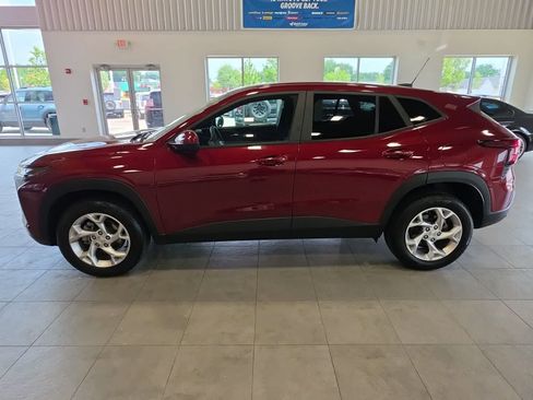 Used 2024 Chevrolet Trax LS w/ LS Convenience Package FWD image 12