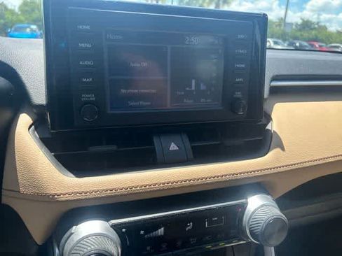 Used 2019 Toyota RAV4 LE FWD image 19