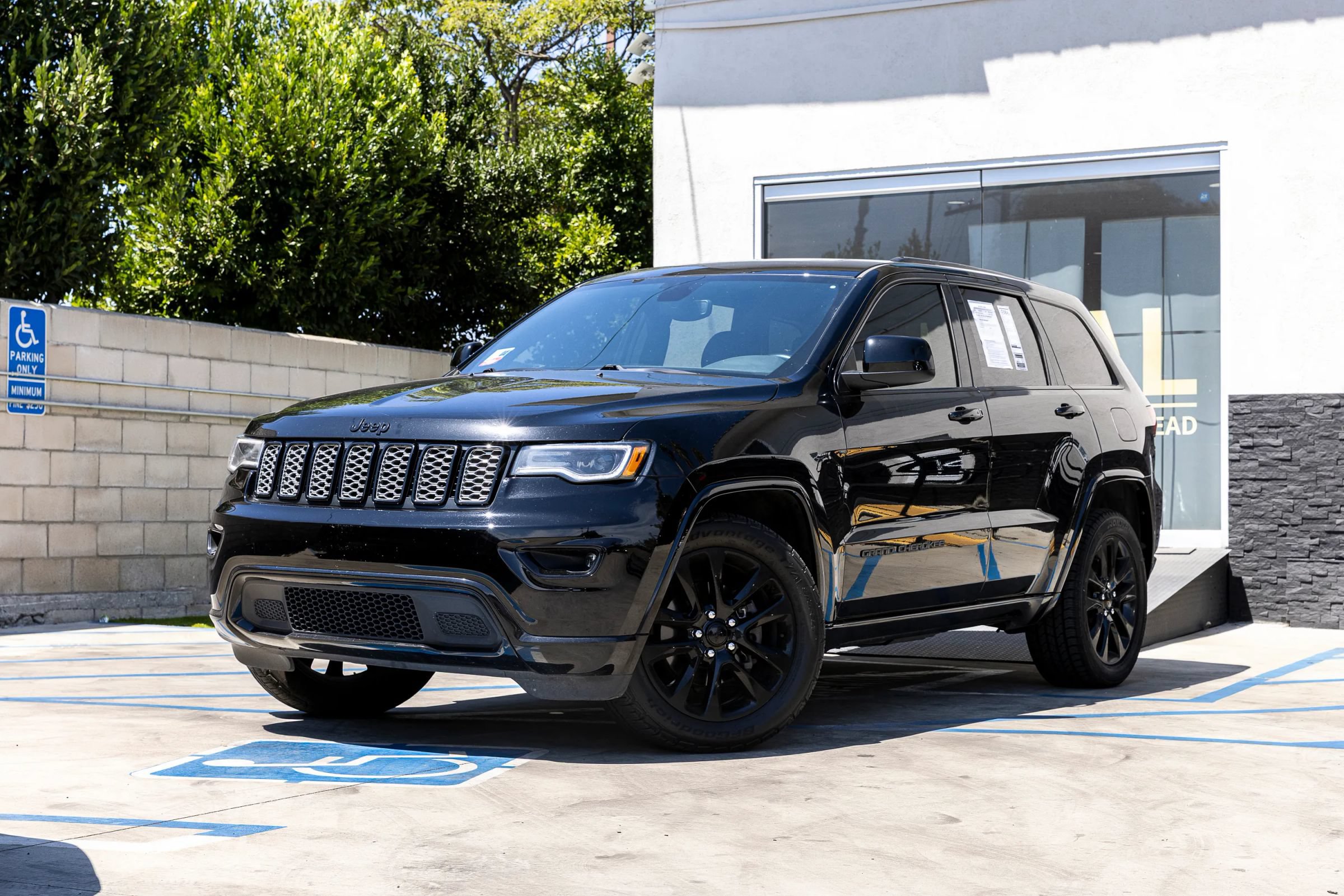 Used 2020 Jeep Grand Cherokee Altitude AWD/4WD image 5