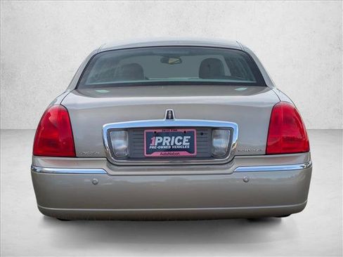 Used 2005 Lincoln Town Car Signature RWD image 7