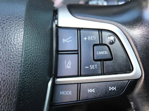 Used 2023 Toyota Highlander LE image 17