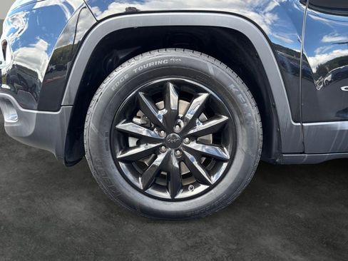 Used 2017 Jeep Cherokee Limited AWD/4WD image 4