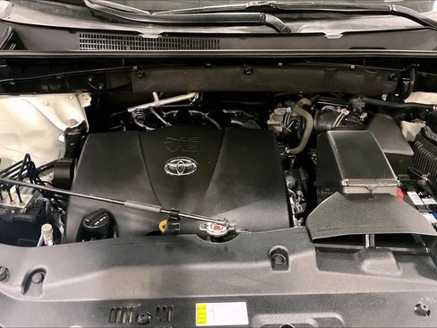 Used 2019 Toyota Highlander XLE AWD/4WD image 32