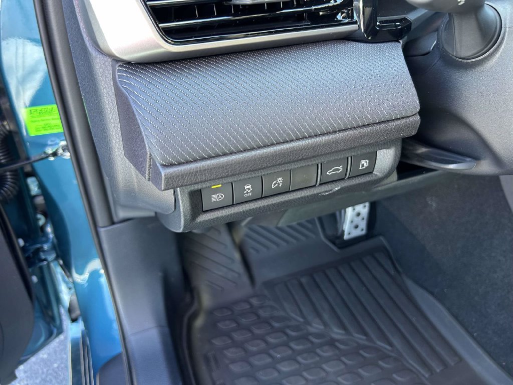 New 2026 Toyota Camry Hybrid FWD image 17
