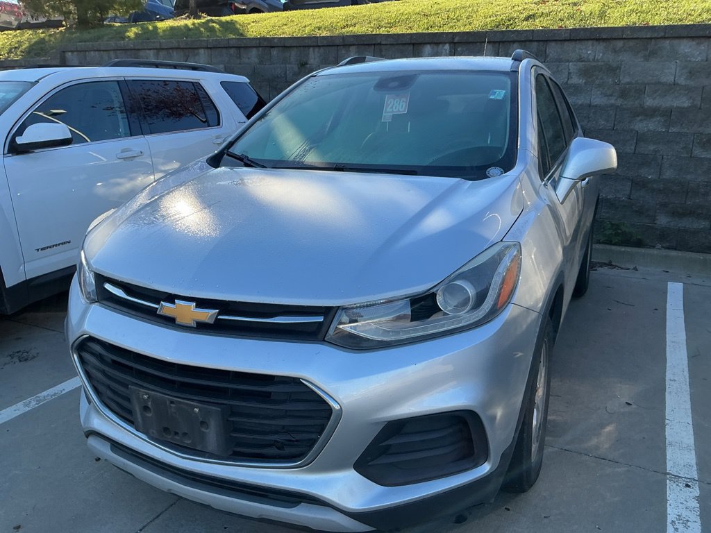 Used 2018 Chevrolet Trax LT w/ LT Convenience Package FWD image 3
