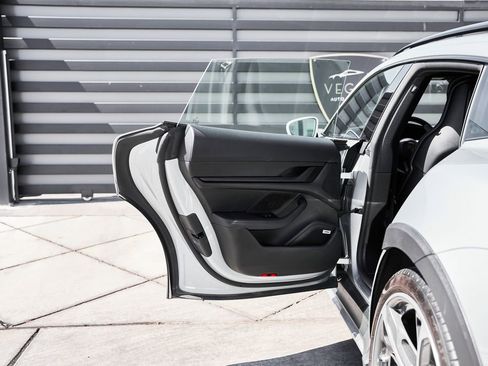 Used 2022 Porsche Taycan 4 Cross Turismo image 28