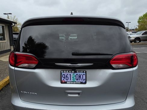 Used 2022 Chrysler Voyager LX FWD image 5