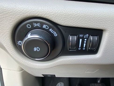 Used 2023 Chrysler Pacifica Touring-L image 16