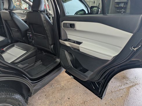 Used 2022 Ford Explorer XLT w/ Equipment Group 202A AWD/4WD image 5