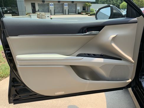 Used 2019 Toyota Camry XLE w/ Navigation Package FWD image 14