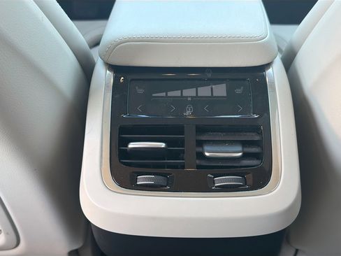 Used 2025 Volvo XC60 B5 Ultra w/ Climate Package image 20