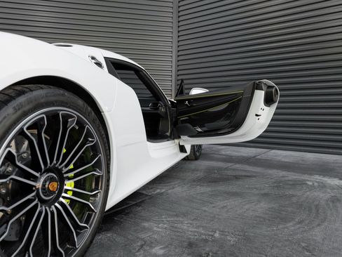 Used 2015 Porsche 918 Spyder image 41